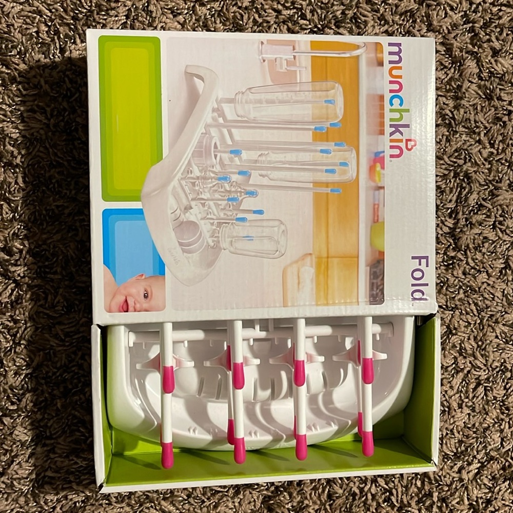 Munchkin Baby Bottles and Accessories Drying Rack, Pink.